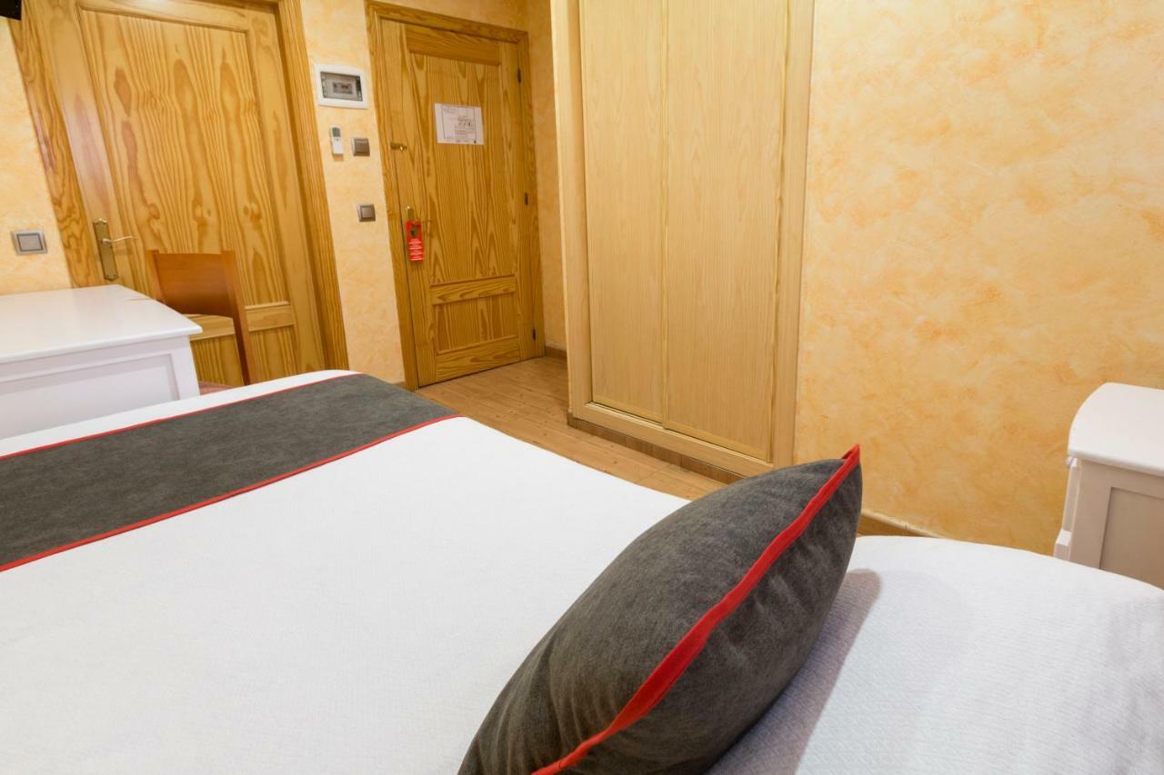 Oyo Hotel Los Alamos Plasencia Dış mekan fotoğraf
