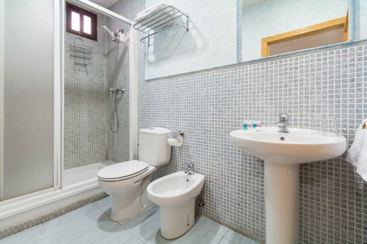 Oyo Hotel Los Alamos Plasencia Dış mekan fotoğraf