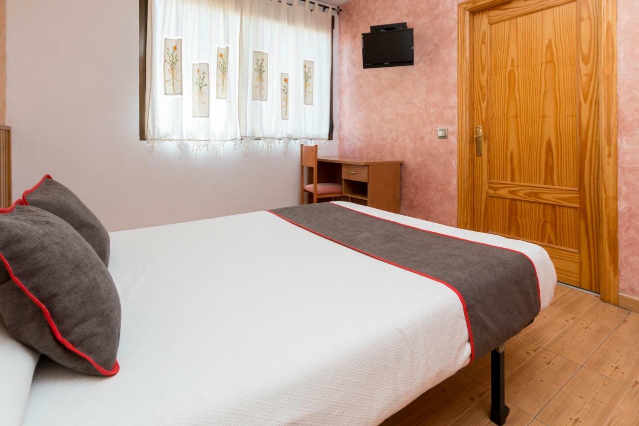 Oyo Hotel Los Alamos Plasencia Dış mekan fotoğraf