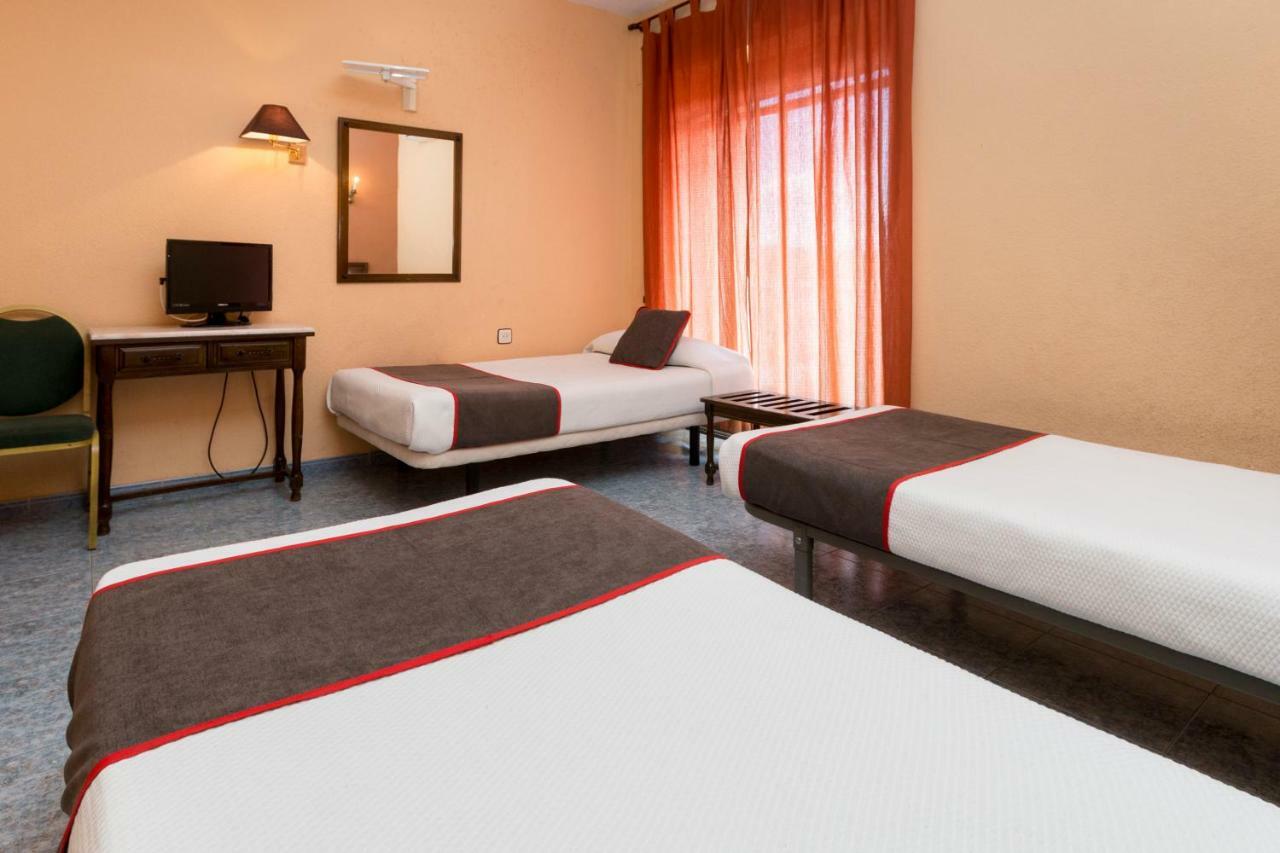Oyo Hotel Los Alamos Plasencia Dış mekan fotoğraf