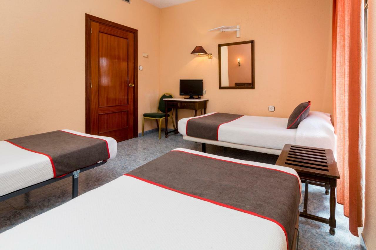 Oyo Hotel Los Alamos Plasencia Dış mekan fotoğraf